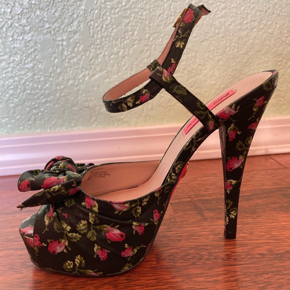 BNIB Betsey Johnson Haylie black floral leather heels size 8